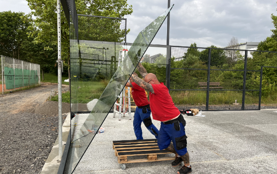  Construction of the glass walls of a Padel court with Kübler Sport